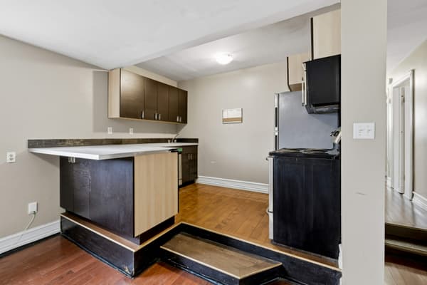 Kitchen peninsula with breakfast bar seating at 394 Alfred Street, Kingston
